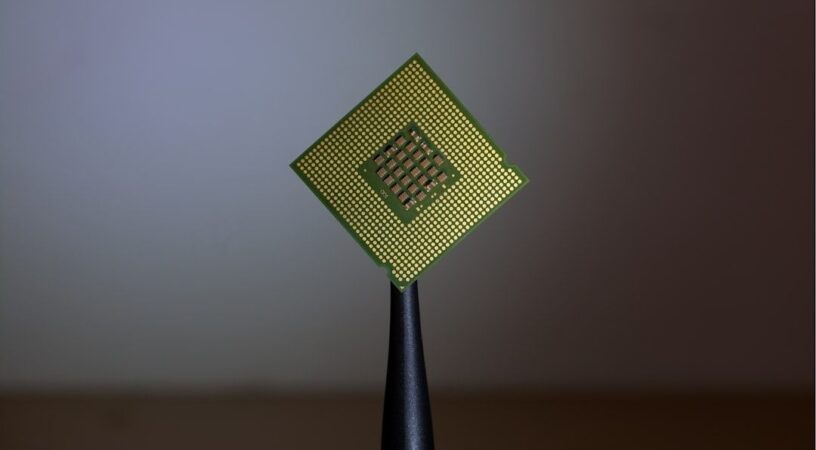 Närbild av undersidan på ett grönt processorchip med kontaktpunkter